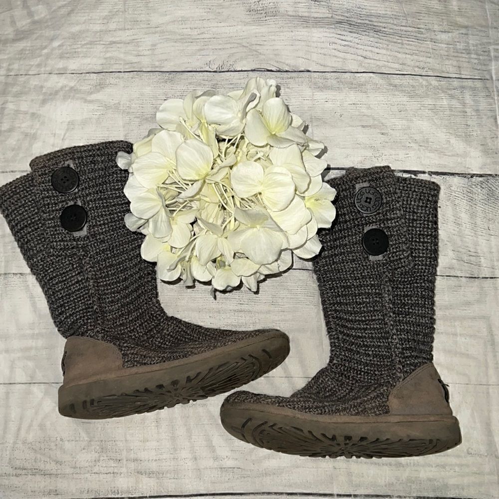 UGG Classic Cardy Gray Crochet Button Boots Sweater sz 2 Girls Kids